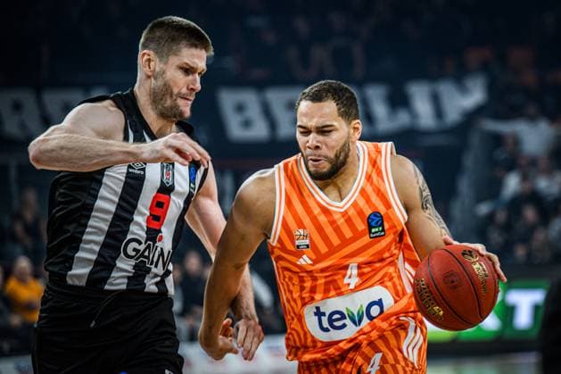 Conor Morgan (Besiktas GAIN Istanbul) und Christopher Ledlum (ratiopharm ulm) im Zweikampf waehrend des EuroCup spiels zwischen ratiopharm ulm v Besiktas GAIN Istanbul in der ratiopharm Arena am 21. October 2025 in Neu-Ulm, Deutschland. (Foto von Harry Langer DeFodi Images) +++ Conor Morgan (Besiktas GAIN Istanbul) und Christopher Ledlum (ratiopharm ulm) battle for the ball during the EuroCup match between ratiopharm ulm v Besiktas GAIN Istanbul at ratiopharm Arena on October 21, 2025 in Neu-Ulm, Germany. (Photo by Harry Langer DeFodi Images) (Photo by Harry Langer DeFodi Images) Conor Morgan Besiktas GAIN Istanbul and Christopher Ledlum ratiopharm ulm battle for the ball during the EuroCup match between ratiopharm ulm v Besiktas GAIN Istanbul at ratiopharm Arena on October 21, 2025 in Neu Ulm, Germany, Germany Photo by Harry Langer DeFodi Images Conor Morgan Besiktas GAIN Istanbul and Christopher Ledlum ratiopharm ulm battle for the ball during the EuroCup match between ratiopharm ulm v Besiktas GAIN Istanbul at ratiopharm Arena on October 21, 2025 in Neu Ulm, Germany Photo by Harry Langer DeFodi Images Photo by Harry Langer DeFodi Images