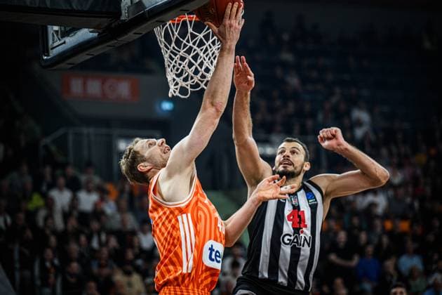 Christian Sengfelder (ratiopharm ulm) und Ante Zizic (Besiktas GAIN Istanbul) im Zweikampf waehrend des EuroCup spiels zwischen ratiopharm ulm v Besiktas GAIN Istanbul in der ratiopharm Arena am 21. October 2025 in Neu-Ulm, Deutschland. (Foto von Harry Langer DeFodi Images) +++ Christian Sengfelder (ratiopharm ulm) und Ante Zizic (Besiktas GAIN Istanbul) battle for the ball during the EuroCup match between ratiopharm ulm v Besiktas GAIN Istanbul at ratiopharm Arena on October 21, 2025 in Neu-Ulm, Germany. (Photo by Harry Langer DeFodi Images) (Photo by Harry Langer DeFodi Images) Christian Sengfelder ratiopharm ulm and Ante Zizic Besiktas GAIN Istanbul battle for the ball during the EuroCup match between ratiopharm ulm v Besiktas GAIN Istanbul at ratiopharm Arena on October 21, 2025 in Neu Ulm, Germany, Germany Photo by Harry Langer DeFodi Images Christian Sengfelder ratiopharm ulm and Ante Zizic Besiktas GAIN Istanbul battle for the ball during the EuroCup match between ratiopharm ulm v Besiktas GAIN Istanbul at ratiopharm Arena on October 21, 2025 in Neu Ulm, Germany Photo by Harry Langer DeFodi Images Photo by Harry Langer DeFodi Images
