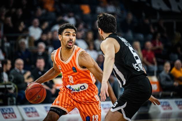 Mark Smith (ratiopharm ulm) und Berk Ugurlu (Besiktas GAIN Istanbul) im Zweikampf waehrend des EuroCup spiels zwischen ratiopharm ulm v Besiktas GAIN Istanbul in der ratiopharm Arena am 21. October 2025 in Neu-Ulm, Deutschland. (Foto von Harry Langer DeFodi Images) +++ Mark Smith (ratiopharm ulm) und Berk Ugurlu (Besiktas GAIN Istanbul) battle for the ball during the EuroCup match between ratiopharm ulm v Besiktas GAIN Istanbul at ratiopharm Arena on October 21, 2025 in Neu-Ulm, Germany. (Photo by Harry Langer DeFodi Images) (Photo by Harry Langer DeFodi Images) Mark Smith ratiopharm ulm and Berk Ugurlu Besiktas GAIN Istanbul battle for the ball during the EuroCup match between ratiopharm ulm v Besiktas GAIN Istanbul at ratiopharm Arena on October 21, 2025 in Neu Ulm, Germany, Germany Photo by Harry Langer DeFodi Images Mark Smith ratiopharm ulm and Berk Ugurlu Besiktas GAIN Istanbul battle for the ball during the EuroCup match between ratiopharm ulm v Besiktas GAIN Istanbul at ratiopharm Arena on October 21, 2025 in Neu Ulm, Germany Photo by Harry Langer DeFodi Images Photo by Harry Langer DeFodi Images