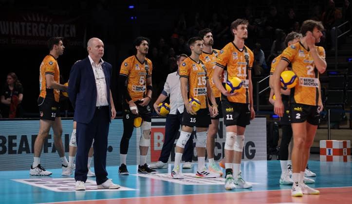 Trainer Joel Banks, Nehemiah Mote, Moritz Reichert, Jelle Bosma, Matthew Knigge, Berliner beim Erwärmen Volleyball Bundesliga Herren 1. Spieltag Saison 2025 2026 21.10.2025 BR Volleys Berlin BRV vs VfB Friedrichshafen