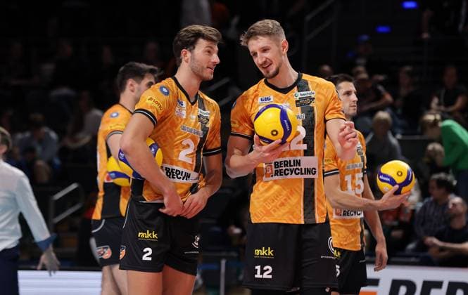 Matthew Knigge redet mit Florian Krage Brewitz Aktion Oberkörper Volleyball Bundesliga Herren 1. Spieltag Saison 2025 2026 21.10.2025 BR Volleys Berlin BRV vs VfB Friedrichshafen