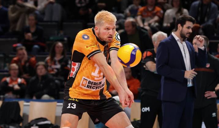 Ruben Schott, Berliner beim Erwärmen Volleyball Bundesliga Herren 1. Spieltag Saison 2025 2026 21.10.2025 BR Volleys Berlin BRV vs VfB Friedrichshafen
