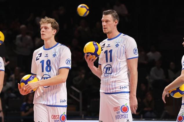Simon Tabermann Uhrenholt, Marcus Böhme beim Erwärmen Volleyball Bundesliga Herren 1. Spieltag Saison 2025 2026 21.10.2025 BR Volleys Berlin BRV vs VfB Friedrichshafen