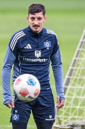 Giorgi Gocholeishvili ( HSV ) mit Gesichtsverletzung am Ball Deutschland , Hamburg , Volksparkstadion , Trainingsgelände Fussball , 1. Bundesliga , Training des Hamburger SV