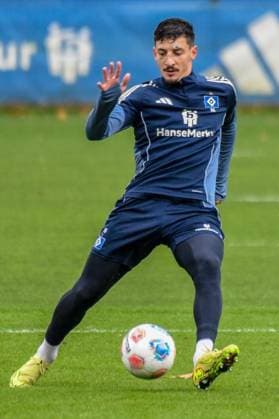 Giorgi Gocholeishvili ( HSV ) mit Gesichtsverletzung am Ball Deutschland , Hamburg , Volksparkstadion , Trainingsgelände Fussball , 1. Bundesliga , Training des Hamburger SV
