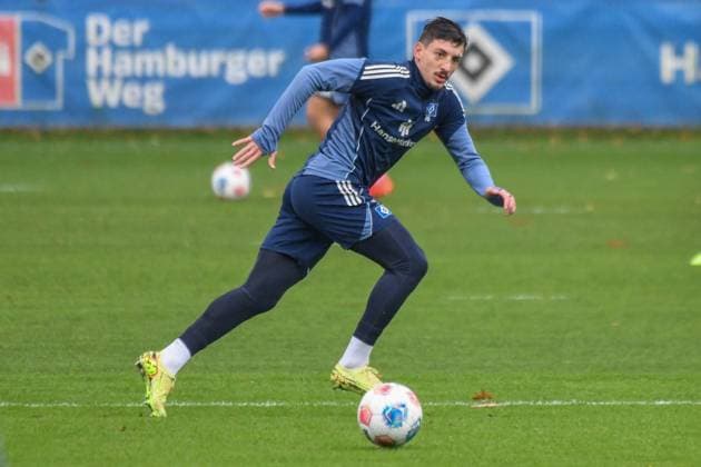 Giorgi Gocholeishvili ( HSV ) mit Gesichtsverletzung am Ball Deutschland , Hamburg , Volksparkstadion , Trainingsgelände Fussball , 1. Bundesliga , Training des Hamburger SV
