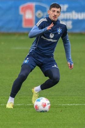 Giorgi Gocholeishvili ( HSV ) mit Gesichtsverletzung am Ball Deutschland , Hamburg , Volksparkstadion , Trainingsgelände Fussball , 1. Bundesliga , Training des Hamburger SV