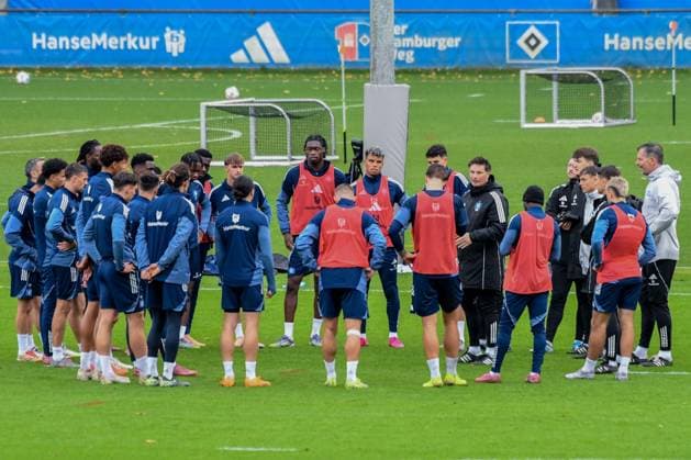 Trainer Merlin Polzin spricht zu den Spielern ( HSV ) Deutschland , Hamburg , Volksparkstadion , Trainingsgelände Fussball , 1. Bundesliga , Training des Hamburger SV