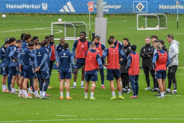 Trainer Merlin Polzin spricht zu den Spielern ( HSV ) Deutschland , Hamburg , Volksparkstadion , Trainingsgelände Fussball , 1. Bundesliga , Training des Hamburger SV