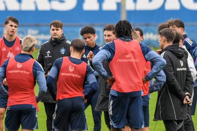 Trainer Merlin Polzin spricht zu den Spielern ( HSV ) Deutschland , Hamburg , Volksparkstadion , Trainingsgelände Fussball , 1. Bundesliga , Training des Hamburger SV