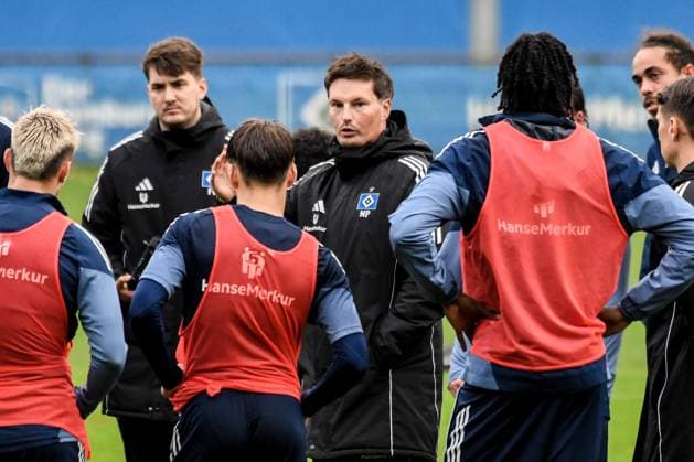 Trainer Merlin Polzin spricht zu den Spielern ( HSV ) Deutschland , Hamburg , Volksparkstadion , Trainingsgelände Fussball , 1. Bundesliga , Training des Hamburger SV