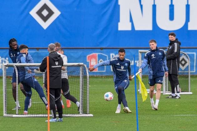 Glatzel Robert trifft per Trickschuss Emir Sahiti ( HSV ) Deutschland , Hamburg , Volksparkstadion , Trainingsgelände Fussball , 1. Bundesliga , Training des Hamburger SV
