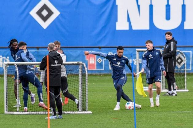 Glatzel Robert trifft per Trickschuss Emir Sahiti ( HSV ) Deutschland , Hamburg , Volksparkstadion , Trainingsgelände Fussball , 1. Bundesliga , Training des Hamburger SV