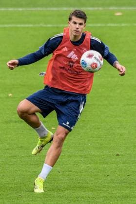 Luka Vuskovic ( HSV ) am Ball Deutschland , Hamburg , Volksparkstadion , Trainingsgelände Fussball , 1. Bundesliga , Training des Hamburger SV