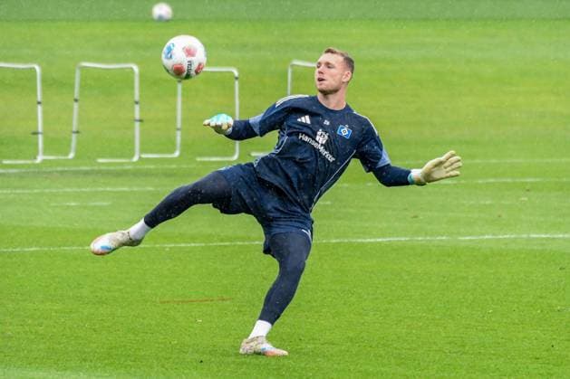 Peretz Daniel ( HSV ) am Ball Deutschland , Hamburg , Volksparkstadion , Trainingsgelände Fussball , 1. Bundesliga , Training des Hamburger SV
