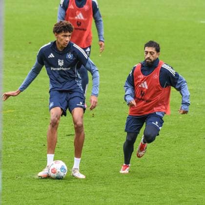 Jason Bissi - Mouelle Immanuel Pherai ( HSV ) am Ball Deutschland , Hamburg , Volksparkstadion , Trainingsgelände Fussball , 1. Bundesliga , Training des Hamburger SV