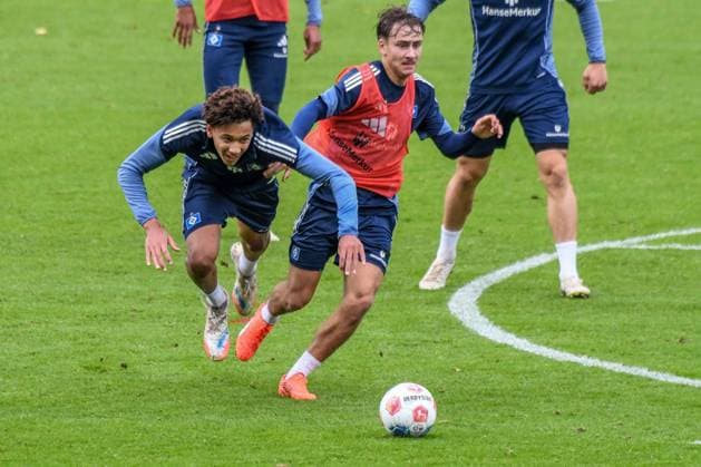 Jason Bissi - Mouelle Henri Schümann ( HSV ) am Ball Deutschland , Hamburg , Volksparkstadion , Trainingsgelände Fussball , 1. Bundesliga , Training des Hamburger SV
