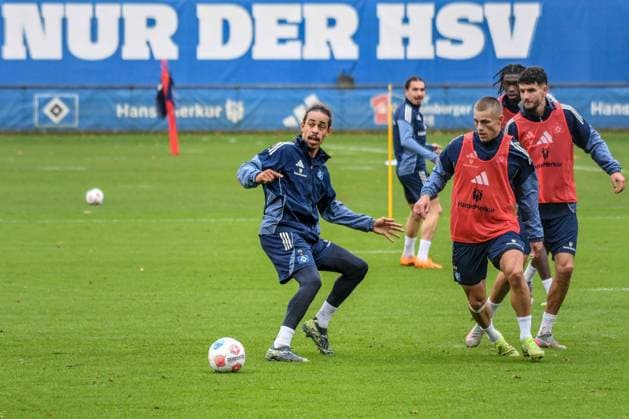 Yussuf Poulsen Miro Muheim Daniel Elfadli ( HSV ) am Ball Deutschland , Hamburg , Volksparkstadion , Trainingsgelände Fussball , 1. Bundesliga , Training des Hamburger SV