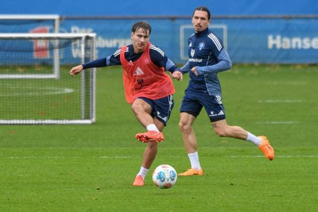 Henri Schümann ( HSV ) am Ball Deutschland , Hamburg , Volksparkstadion , Trainingsgelände Fussball , 1. Bundesliga , Training des Hamburger SV