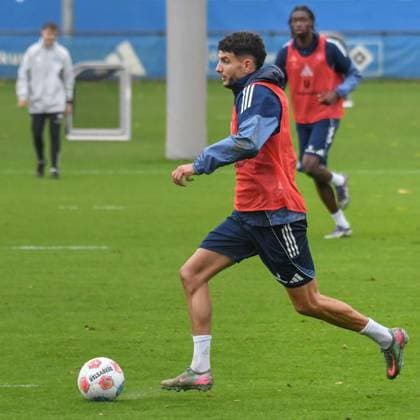 Daniel Elfadli ( HSV ) am Ball Deutschland , Hamburg , Volksparkstadion , Trainingsgelände Fussball , 1. Bundesliga , Training des Hamburger SV