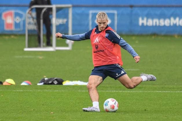 Katterbach Noah ( HSV ) am Ball Deutschland , Hamburg , Volksparkstadion , Trainingsgelände Fussball , 1. Bundesliga , Training des Hamburger SV