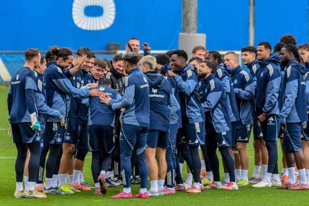 Fabio Vieira ( HSV ) muss durch die Mitspieler Spalier Deutschland , Hamburg , Volksparkstadion , Trainingsgelände Fussball , 1. Bundesliga , Training des Hamburger SV