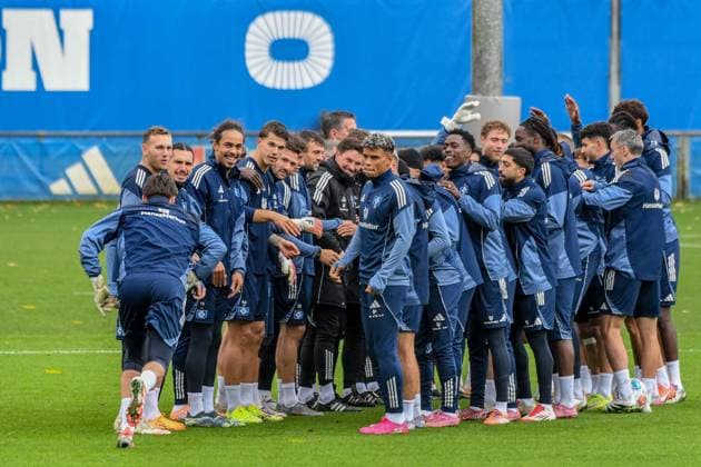 Fernando Dickes ( HSV ) muss durch die Mitspieler Spalier Deutschland , Hamburg , Volksparkstadion , Trainingsgelände Fussball , 1. Bundesliga , Training des Hamburger SV