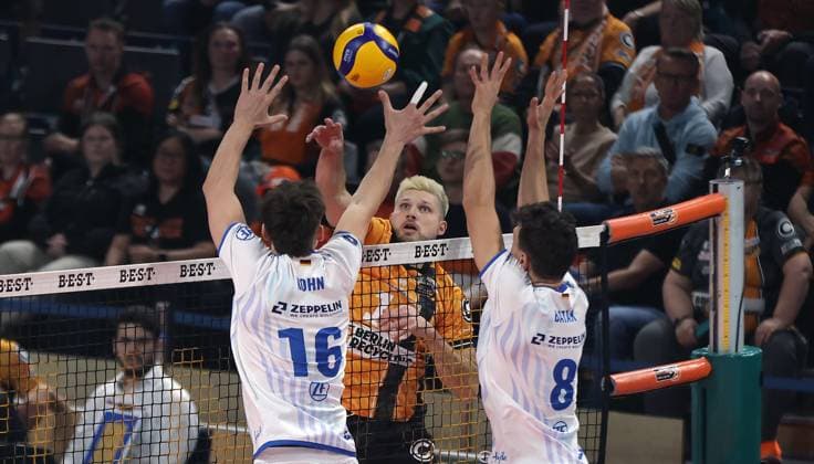 Ruben Schott im Angriff, Simon Tabermann Uhrenholt, Aleksa Batak Zweikampf Spielszene Aktion Volleyball Bundesliga Herren 1. Spieltag Saison 2025 2026 21.10.2025 BR Volleys Berlin BRV vs VfB Friedrichshafen