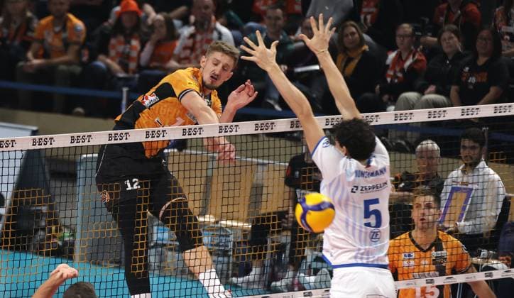 Florian Krage Brewitz im Angriff, Louis Kunstmann Zweikampf Spielszene Aktion Volleyball Bundesliga Herren 1. Spieltag Saison 2025 2026 21.10.2025 BR Volleys Berlin BRV vs VfB Friedrichshafen