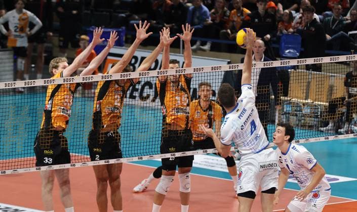 Tim Peter im Angriff, Fedor Ivanov, Matthew Knigge, Moritz Reichert im Block Zweikampf Spielszene Aktion Volleyball Bundesliga Herren 1. Spieltag Saison 2025 2026 21.10.2025 BR Volleys Berlin BRV vs VfB Friedrichshafen
