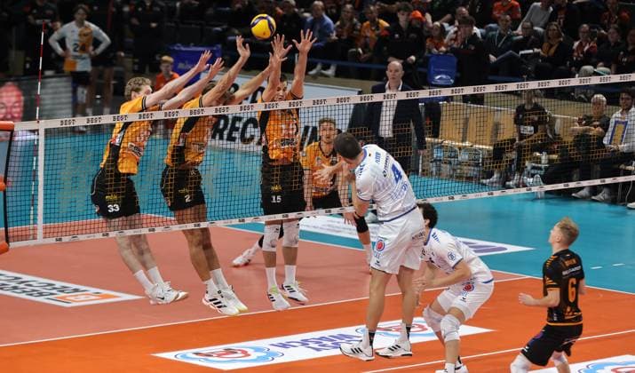 Tim Peter im Angriff, Fedor Ivanov, Matthew Knigge, Moritz Reichert im Block Zweikampf Spielszene Aktion Volleyball Bundesliga Herren 1. Spieltag Saison 2025 2026 21.10.2025 BR Volleys Berlin BRV vs VfB Friedrichshafen