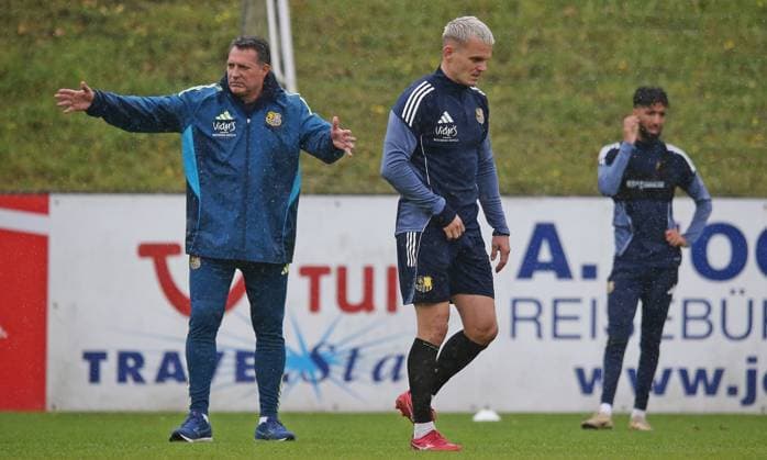 21.10.2025, xmohx, Fussball 3.Liga, 1.FC Saarbrücken - Training v.l. Enttäuschter Trainer Alois Schwartz im Dialog mit Florian Pick (Saarbrücken) (DFL DFB REGULATIONS PROHIBIT ANY USE OF PHOTOGRAPHS as IMAGE SEQUENCES and or QUASI-VIDEO) Saarbrücken