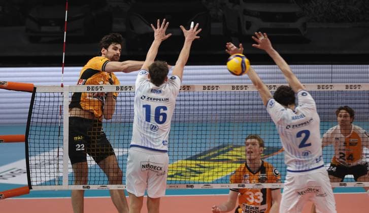 Jake Hanes im Angriff, Simon Kohn, Gustavo Maciel Zweikampf Spielszene Aktion Volleyball Bundesliga Herren 1. Spieltag Saison 2025 2026 21.10.2025 BR Volleys Berlin BRV vs VfB Friedrichshafen