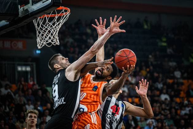 Conor Morgan (Besiktas GAIN Istanbul), Malik Osborne (ratiopharm ulm) und Ante Zizic (Besiktas GAIN Istanbul) im Zweikampf waehrend des EuroCup spiels zwischen ratiopharm ulm v Besiktas GAIN Istanbul in der ratiopharm Arena am 21. October 2025 in Neu-Ulm, Deutschland. (Foto von Harry Langer DeFodi Images) +++ Conor Morgan (Besiktas GAIN Istanbul), Malik Osborne (ratiopharm ulm) und Ante Zizic (Besiktas GAIN Istanbul) battle for the ball during the EuroCup match between ratiopharm ulm v Besiktas GAIN Istanbul at ratiopharm Arena on October 21, 2025 in Neu-Ulm, Germany. (Photo by Harry Langer DeFodi Images) (Photo by Harry Langer DeFodi Images) Conor Morgan Besiktas GAIN Istanbul , Malik Osborne ratiopharm ulm and Ante Zizic Besiktas GAIN Istanbul in a duel during the EuroCup match between ratiopharm ulm v Besiktas GAIN Istanbul at ratiopharm Arena on October 21, 2025 in Neu Ulm, Germany Photo by Harry Langer DeFodi Images Conor Morgan Besiktas GAIN Istanbul , Malik Osborne ratiopharm ulm and Ante Zizic Besiktas GAIN Istanbul battle for the ball during the EuroCup match between ratiopharm ulm v Besiktas GAIN Istanbul at ratiopharm Arena on October 21, 2025 in Neu Ulm, Germany Photo by Harry Langer DeFodi Images Photo by Harry Langer DeFodi Images