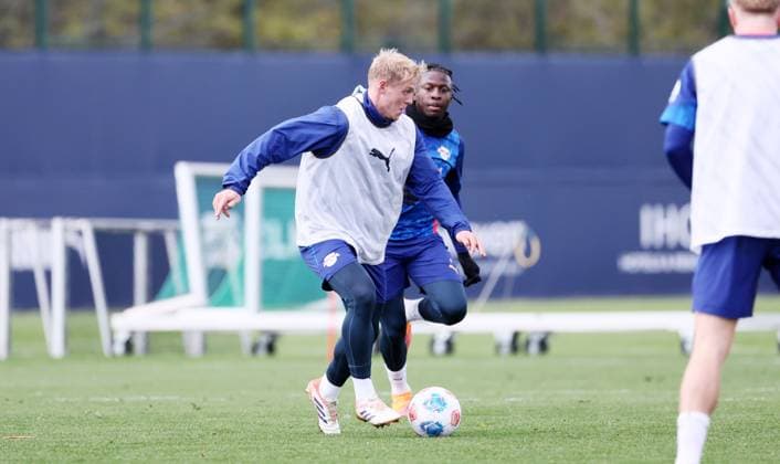 Leipzig, 21.10.2025, Red Bull Trainingszentrum am Cottaweg, Akademie, Fussball, Rasenballsport Leipzig, Training RB Leipzig, Im Bild: Xaver Schlager (24, RB Leipzig) ,