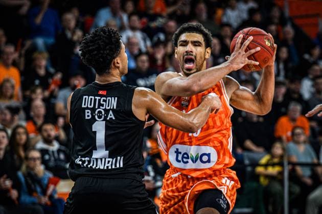 Devon Dotson (Besiktas GAIN Istanbul) und Mark Smith (ratiopharm ulm) im Zweikampf waehrend des EuroCup spiels zwischen ratiopharm ulm v Besiktas GAIN Istanbul in der ratiopharm Arena am 21. October 2025 in Neu-Ulm, Deutschland. (Foto von Harry Langer DeFodi Images) +++ Devon Dotson (Besiktas GAIN Istanbul) und Mark Smith (ratiopharm ulm) battle for the ball during the EuroCup match between ratiopharm ulm v Besiktas GAIN Istanbul at ratiopharm Arena on October 21, 2025 in Neu-Ulm, Germany. (Photo by Harry Langer DeFodi Images) (Photo by Harry Langer DeFodi Images) Devon Dotson Besiktas GAIN Istanbul and Mark Smith ratiopharm ulm battle for the ball during the EuroCup match between ratiopharm ulm v Besiktas GAIN Istanbul at ratiopharm Arena on October 21, 2025 in Neu Ulm, Germany, Germany Photo by Harry Langer DeFodi Images Devon Dotson Besiktas GAIN Istanbul and Mark Smith ratiopharm ulm battle for the ball during the EuroCup match between ratiopharm ulm v Besiktas GAIN Istanbul at ratiopharm Arena on October 21, 2025 in Neu Ulm, Germany Photo by Harry Langer DeFodi Images Photo by Harry Langer DeFodi Images