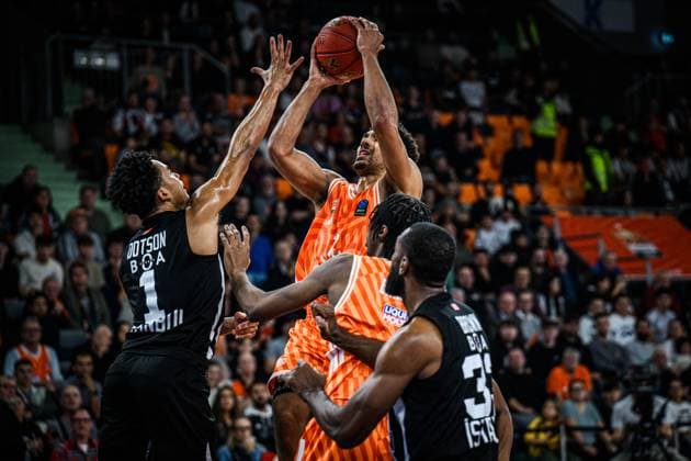 Devon Dotson (Besiktas GAIN Istanbul) und Mark Smith (ratiopharm ulm) im Zweikampf waehrend des EuroCup spiels zwischen ratiopharm ulm v Besiktas GAIN Istanbul in der ratiopharm Arena am 21. October 2025 in Neu-Ulm, Deutschland. (Foto von Harry Langer DeFodi Images) +++ Devon Dotson (Besiktas GAIN Istanbul) und Mark Smith (ratiopharm ulm) battle for the ball during the EuroCup match between ratiopharm ulm v Besiktas GAIN Istanbul at ratiopharm Arena on October 21, 2025 in Neu-Ulm, Germany. (Photo by Harry Langer DeFodi Images) (Photo by Harry Langer DeFodi Images) Devon Dotson Besiktas GAIN Istanbul and Mark Smith ratiopharm ulm battle for the ball during the EuroCup match between ratiopharm ulm v Besiktas GAIN Istanbul at ratiopharm Arena on October 21, 2025 in Neu Ulm, Germany, Germany Photo by Harry Langer DeFodi Images Devon Dotson Besiktas GAIN Istanbul and Mark Smith ratiopharm ulm battle for the ball during the EuroCup match between ratiopharm ulm v Besiktas GAIN Istanbul at ratiopharm Arena on October 21, 2025 in Neu Ulm, Germany Photo by Harry Langer DeFodi Images Photo by Harry Langer DeFodi Images