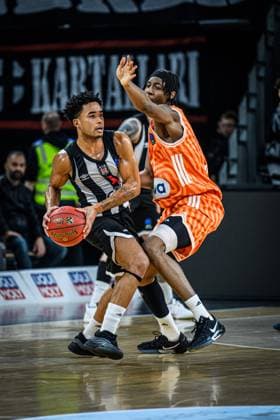 Devon Dotson (Besiktas GAIN Istanbul) und Mohamed Diakite (ratiopharm ulm) im Zweikampf waehrend des EuroCup spiels zwischen ratiopharm ulm v Besiktas GAIN Istanbul in der ratiopharm Arena am 21. October 2025 in Neu-Ulm, Deutschland. (Foto von Harry Langer DeFodi Images) +++ Devon Dotson (Besiktas GAIN Istanbul) und Mohamed Diakite (ratiopharm ulm) battle for the ball during the EuroCup match between ratiopharm ulm v Besiktas GAIN Istanbul at ratiopharm Arena on October 21, 2025 in Neu-Ulm, Germany. (Photo by Harry Langer DeFodi Images) (Photo by Harry Langer DeFodi Images) Devon Dotson Besiktas GAIN Istanbul and Mohamed Diakite ratiopharm ulm battle for the ball during the EuroCup match between ratiopharm ulm v Besiktas GAIN Istanbul at ratiopharm Arena on October 21, 2025 in Neu Ulm, Germany, Germany Photo by Harry Langer DeFodi Images Devon Dotson Besiktas GAIN Istanbul and Mohamed Diakite ratiopharm ulm battle for the ball during the EuroCup match between ratiopharm ulm v Besiktas GAIN Istanbul at ratiopharm Arena on October 21, 2025 in Neu Ulm, Germany Photo by Harry Langer DeFodi Images Photo by Harry Langer DeFodi Images