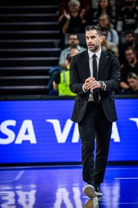 Heat Coach Dusan Alimpijevic (Besiktas GAIN Istanbul) Schaut waehrend des EuroCup spiels zwischen ratiopharm ulm v Besiktas GAIN Istanbul in der ratiopharm Arena am 21. October 2025 in Neu-Ulm, Deutschland. (Foto von Harry Langer DeFodi Images) +++ Heat Coach Dusan Alimpijevic (Besiktas GAIN Istanbul) Looks on during the EuroCup match between ratiopharm ulm v Besiktas GAIN Istanbul at ratiopharm Arena on October 21, 2025 in Neu-Ulm, Germany. (Photo by Harry Langer DeFodi Images) (Photo by Harry Langer DeFodi Images) Heat Coach Dusan Alimpijevic Besiktas GAIN Istanbul Looks on during the EuroCup match between ratiopharm ulm v Besiktas GAIN Istanbul at the ratiopharm Arena on October 21, 2025 in Neu Ulm, Germany, Germany Photo by Harry Langer DeFodi Images Heat Coach Dusan Alimpijevic Besiktas GAIN Istanbul Looks on during the EuroCup match between ratiopharm ulm v Besiktas GAIN Istanbul at ratiopharm Arena on October 21, 2025 in Neu Ulm, Germany Photo by Harry Langer DeFodi Images Photo by Harry Langer DeFodi Images