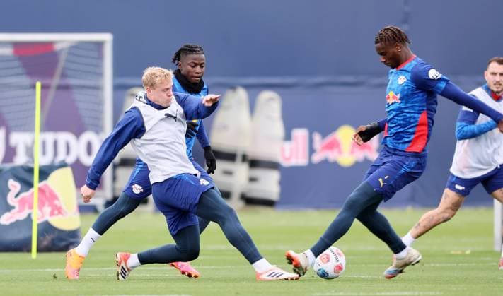 Leipzig, 21.10.2025, Red Bull Trainingszentrum am Cottaweg, Akademie, Fussball, Rasenballsport Leipzig, Training RB Leipzig, Im Bild von links; Xaver Schlager (24, RB Leipzig), Johan Bakayoko (9, RB Leipzig), Ezechiel Banzuzi (6, RB Leipzig). ,
