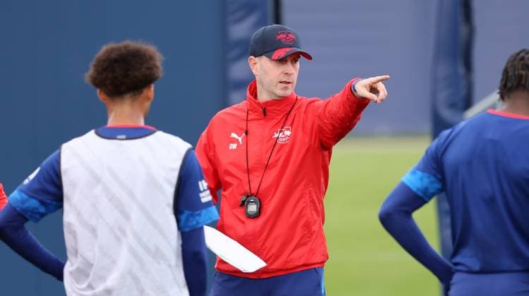 Leipzig, 21.10.2025, Red Bull Trainingszentrum am Cottaweg, Akademie, Fussball, Rasenballsport Leipzig, Training RB Leipzig, Im Bild: Trainer Ole Werner, RB Leipzig ,