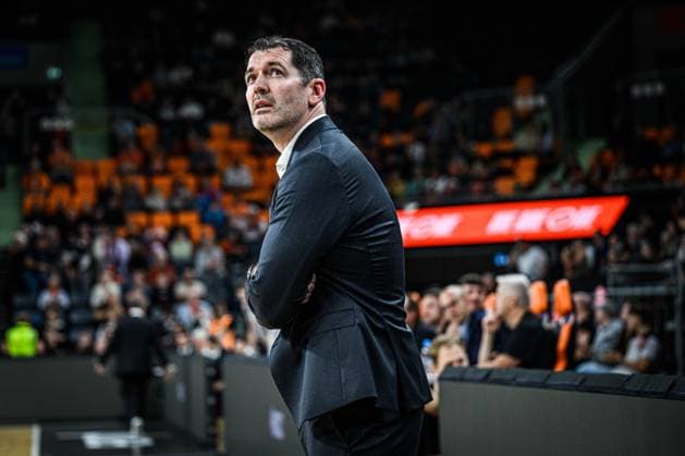 Head Coach Ty Harrelson (ratiopharm ulm) Schaut waehrend des EuroCup spiels zwischen ratiopharm ulm v Besiktas GAIN Istanbul in der ratiopharm Arena am 21. October 2025 in Neu-Ulm, Deutschland. (Foto von Harry Langer DeFodi Images) +++ Head Coach Ty Harrelson (ratiopharm ulm) Looks on during the EuroCup match between ratiopharm ulm v Besiktas GAIN Istanbul at ratiopharm Arena on October 21, 2025 in Neu-Ulm, Germany. (Photo by Harry Langer DeFodi Images) (Photo by Harry Langer DeFodi Images) Head Coach Ty Harrelson ratiopharm ulm Looks on during the EuroCup match between ratiopharm ulm v Besiktas GAIN Istanbul at ratiopharm Arena on October 21, 2025 in Neu Ulm, Germany, Germany Photo by Harry Langer DeFodi Images Head Coach Ty Harrelson ratiopharm ulm Looks on during the EuroCup match between ratiopharm ulm v Besiktas GAIN Istanbul at ratiopharm Arena on October 21, 2025 in Neu Ulm, Germany Photo by Harry Langer DeFodi Images Photo by Harry Langer DeFodi Images