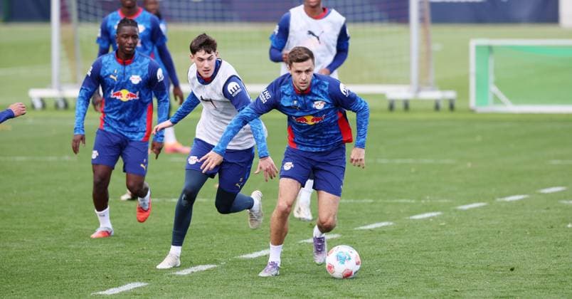 Leipzig, 21.10.2025, Red Bull Trainingszentrum am Cottaweg, Akademie, Fussball, Rasenballsport Leipzig, Training RB Leipzig, Im Bild von links; Andrija Maksimovic (33, RB Leipzig), Christoph Baumgartner (14, RB Leipzig). ,