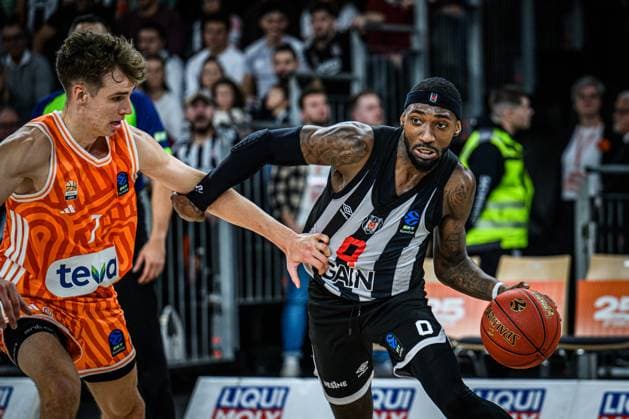 Tobias Jensen (ratiopharm ulm) und Jonah Mathews (Besiktas GAIN Istanbul) im Zweikampf waehrend des EuroCup spiels zwischen ratiopharm ulm v Besiktas GAIN Istanbul in der ratiopharm Arena am 21. October 2025 in Neu-Ulm, Deutschland. (Foto von Harry Langer DeFodi Images) +++ Tobias Jensen (ratiopharm ulm) und Jonah Mathews (Besiktas GAIN Istanbul) battle for the ball during the EuroCup match between ratiopharm ulm v Besiktas GAIN Istanbul at ratiopharm Arena on October 21, 2025 in Neu-Ulm, Germany. (Photo by Harry Langer DeFodi Images) (Photo by Harry Langer DeFodi Images) Tobias Jensen ratiopharm ulm and Jonah Mathews Besiktas GAIN Istanbul battle for the ball during the EuroCup match between ratiopharm ulm v Besiktas GAIN Istanbul at ratiopharm Arena on October 21, 2025 in Neu Ulm, Germany, Germany Photo by Harry Langer DeFodi Images Tobias Jensen ratiopharm ulm and Jonah Mathews Besiktas GAIN Istanbul battle for the ball during the EuroCup match between ratiopharm ulm v Besiktas GAIN Istanbul at ratiopharm Arena on October 21, 2025 in Neu Ulm, Germany Photo by Harry Langer DeFodi Images Photo by Harry Langer DeFodi Images