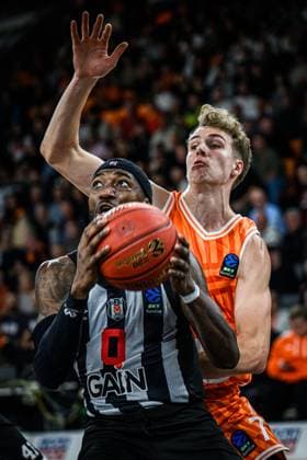 Jonah Mathews (Besiktas GAIN Istanbul) und Tobias Jensen (ratiopharm ulm) im Zweikampf waehrend des EuroCup spiels zwischen ratiopharm ulm v Besiktas GAIN Istanbul in der ratiopharm Arena am 21. October 2025 in Neu-Ulm, Deutschland. (Foto von Harry Langer DeFodi Images) +++ Jonah Mathews (Besiktas GAIN Istanbul) und Tobias Jensen (ratiopharm ulm) battle for the ball during the EuroCup match between ratiopharm ulm v Besiktas GAIN Istanbul at ratiopharm Arena on October 21, 2025 in Neu-Ulm, Germany. (Photo by Harry Langer DeFodi Images) (Photo by Harry Langer DeFodi Images) Jonah Mathews Besiktas GAIN Istanbul and Tobias Jensen ratiopharm ulm battle for the ball during the EuroCup match between ratiopharm ulm v Besiktas GAIN Istanbul at ratiopharm Arena on October 21, 2025 in Neu Ulm, Germany, Germany Photo by Harry Langer DeFodi Images Jonah Mathews Besiktas GAIN Istanbul and Tobias Jensen ratiopharm ulm battle for the ball during the EuroCup match between ratiopharm ulm v Besiktas GAIN Istanbul at ratiopharm Arena on October 21, 2025 in Neu Ulm, Germany Photo by Harry Langer DeFodi Images Photo by Harry Langer DeFodi Images