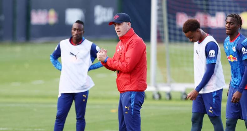 Leipzig, 21.10.2025, Red Bull Trainingszentrum am Cottaweg, Akademie, Fussball, Rasenballsport Leipzig, Training RB Leipzig, Im Bild: Trainer Ole Werner, RB Leipzig ,