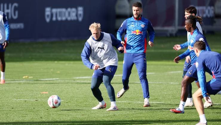 Leipzig, 21.10.2025, Red Bull Trainingszentrum am Cottaweg, Akademie, Fussball, Rasenballsport Leipzig, Training RB Leipzig, Im Bild von links; Xaver Schlager (24, RB Leipzig), Romulo Jose Cardoso da Cruz ( 40, RBL). ,