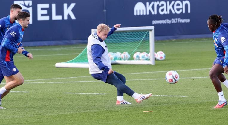 Leipzig, 21.10.2025, Red Bull Trainingszentrum am Cottaweg, Akademie, Fussball, Rasenballsport Leipzig, Training RB Leipzig, Im Bild: Xaver Schlager (24, RB Leipzig) ,