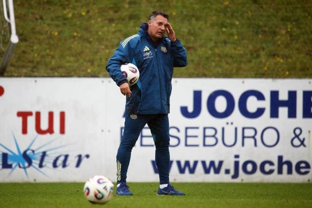 21.10.2025, xmohx, Fussball 3.Liga, 1.FC Saarbrücken - Training v.l. Trainer Alois Schwartz (1.FC Saarbruecken) (DFL DFB REGULATIONS PROHIBIT ANY USE OF PHOTOGRAPHS as IMAGE SEQUENCES and or QUASI-VIDEO) Saarbrücken