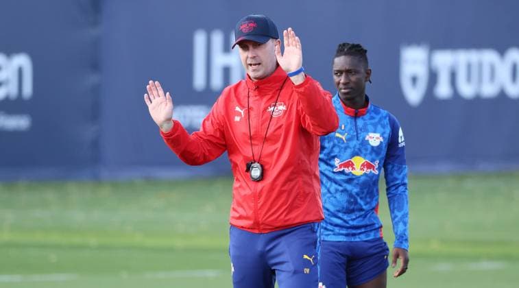Leipzig, 21.10.2025, Red Bull Trainingszentrum am Cottaweg, Akademie, Fussball, Rasenballsport Leipzig, Training RB Leipzig, Im Bild: Trainer Ole Werner, RB Leipzig ,